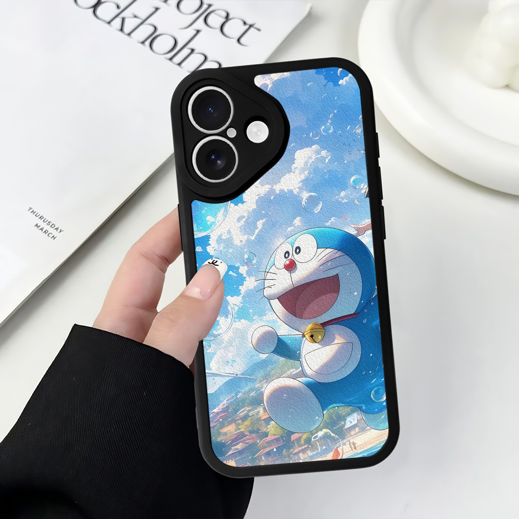 （画像用） ドラえもん Doraemon 【iPhone 16シリーズ対応】シリコンスマホケース（レザー調） 材質：シリコン